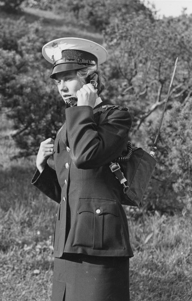 En av de første uteksaminerte kvinnelige politibetjenter. Her ute med operasjonssentralen